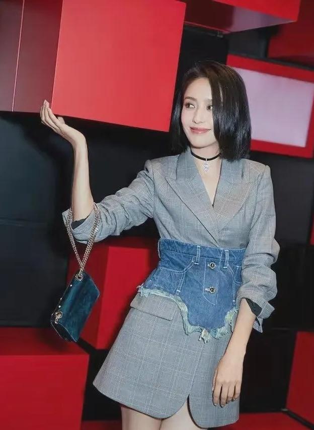 「佟丽娅」佟丽娅太会玩了！把牛仔裤拆了套腰上，效果意外显高，真时髦