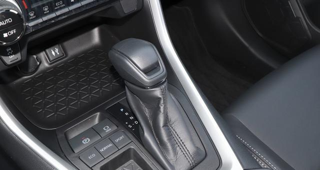 丰田威兰达|丰田新“战将”,油耗4.6L,跌至“白菜价”,大卖9792辆