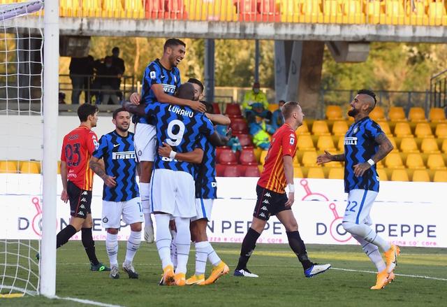 国际米兰|米兰城齐为“人中赤兔”癫狂！24年前国米赠皇马大礼 现被还上