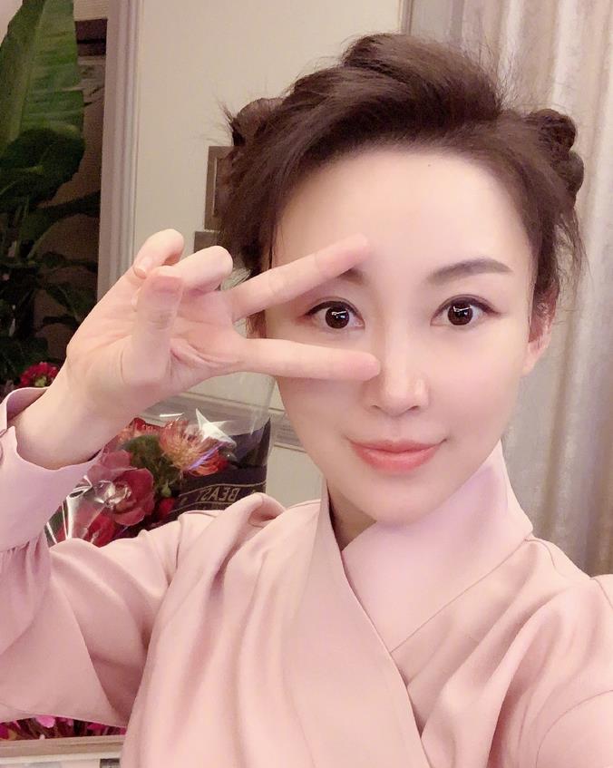 [潘晓婷]潘晓婷晒打球视频：有人说想教我打台球？撩头发那一刻 太美了