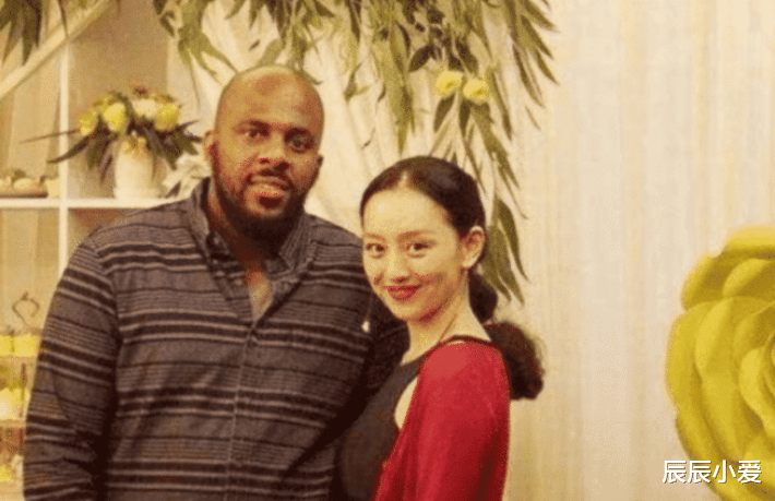 释小龙|小时候因太美迷倒释小龙，长大后嫁黑人生子，今颜值一言难尽