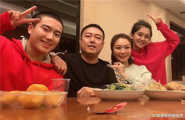 梁靖|恭喜梁靖崑！带演员女友回家吃饭，父母开心满意，大胖咧嘴傻笑