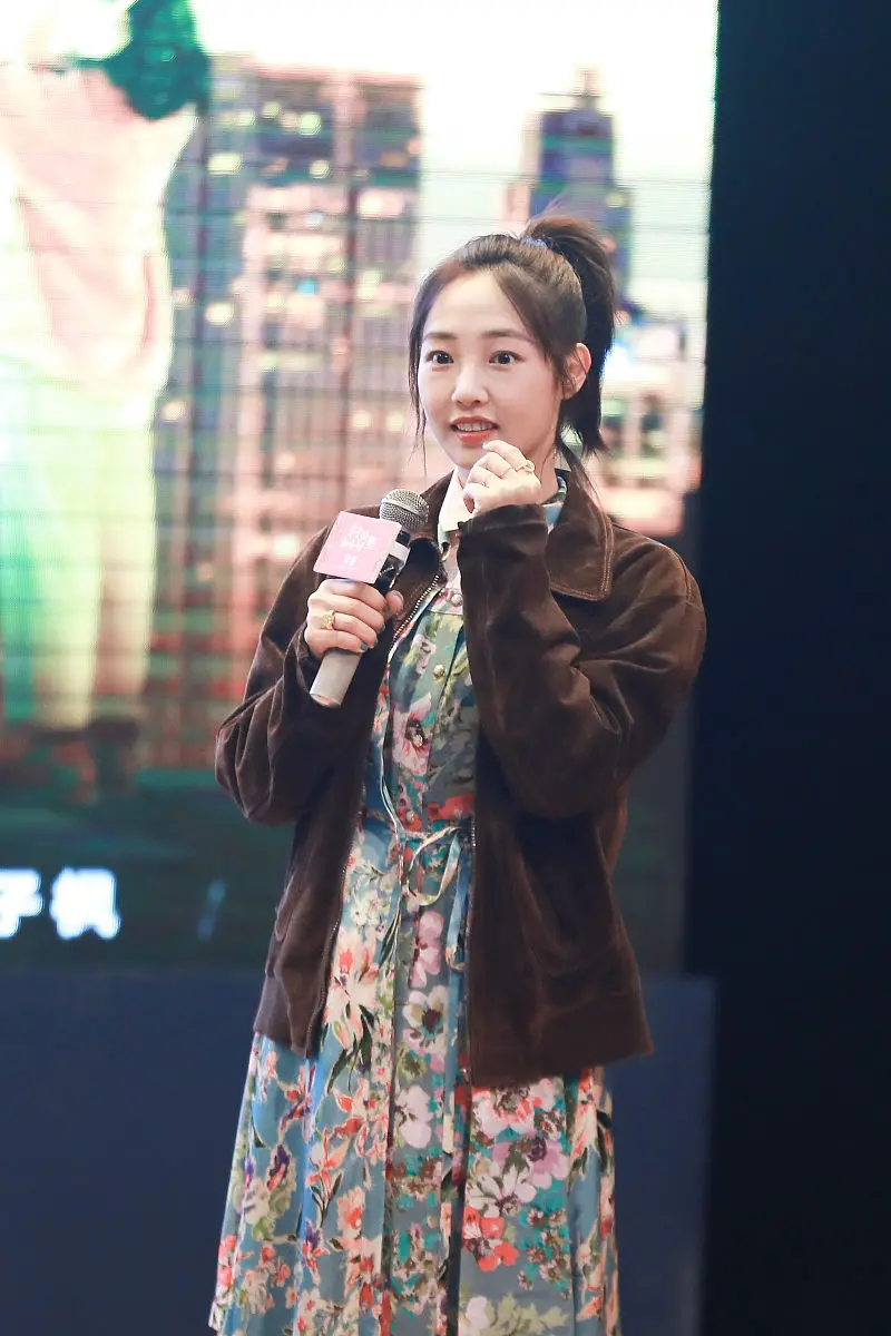 连衣裙|白百何这造型“火”了！咖啡色外套印花裙真好看，少女感扑面而来