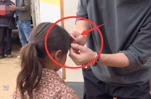 杨超越|小朋友喜欢杨超越戴的发卡，谁注意她的做法？暴露人品