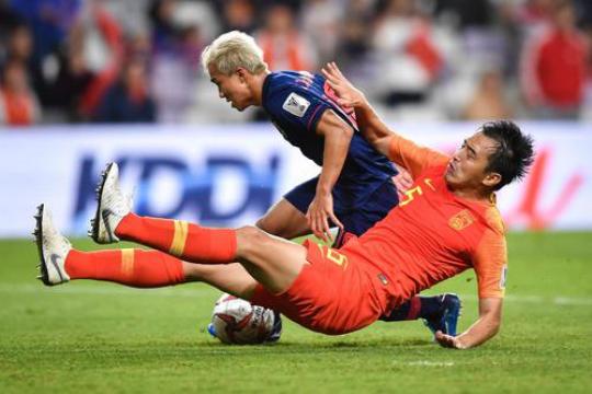 [冯潇霆]扶不起的队友？冯潇霆1个动作暴露内心失望，申花终究不是恒大