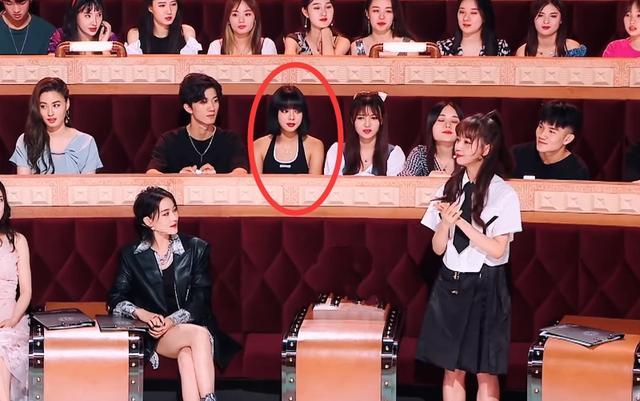 lisa|秦牛正威录制火星情报局，却被身后的女孩抢镜，是lisa吗？
