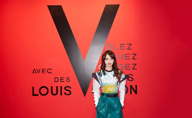 护肤品@唐嫣的发型“炸了”，一头棕色的微卷长发，这腰也太细了吧