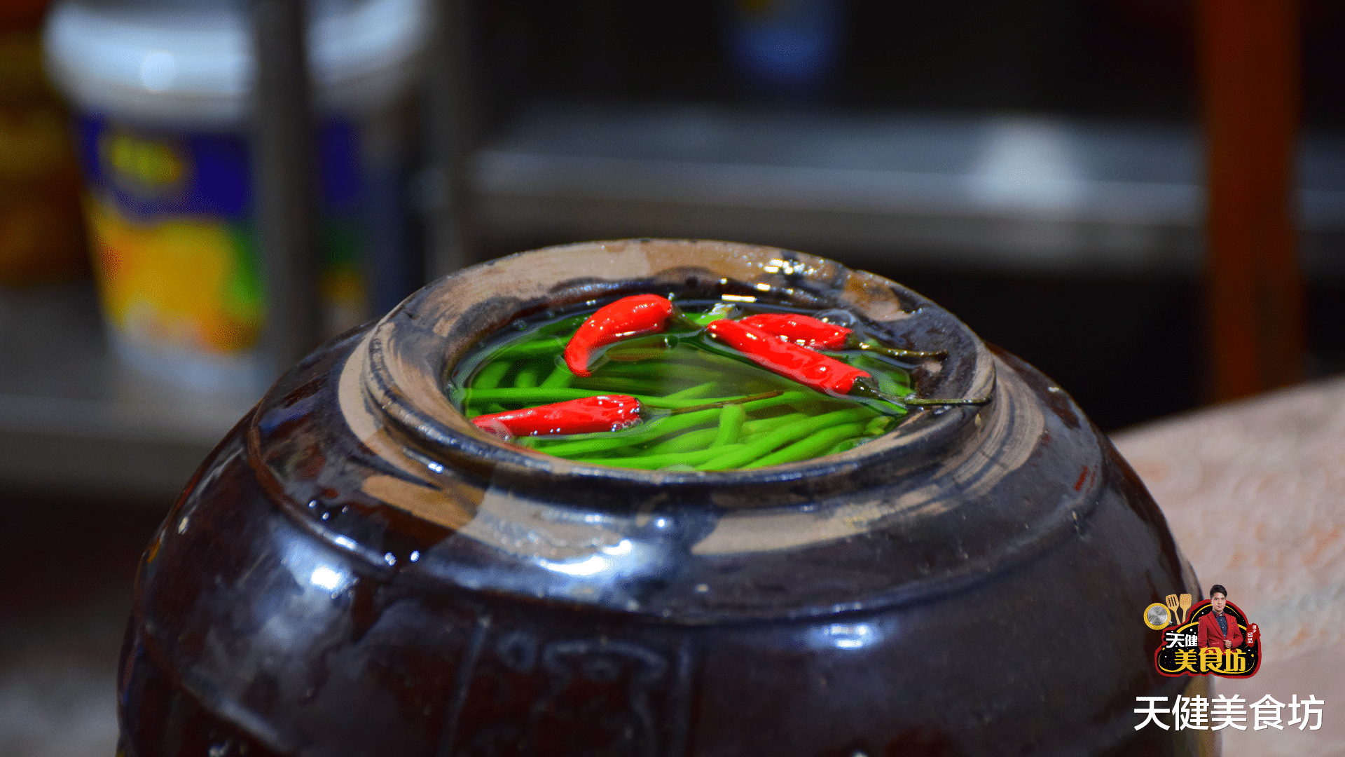 「豇豆」酸豆角正宗做法，简单5步教会你，做出来又酸又脆又爽口！