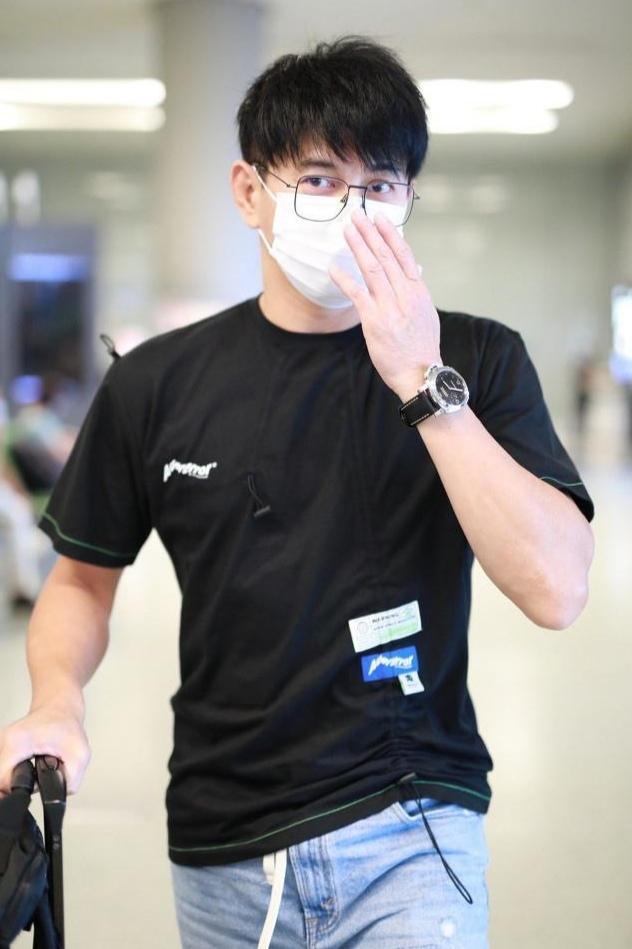 李冰冰|50岁吴奇隆胖着玩呢？瘦身成功帅出新高度，现身机场走出超有范