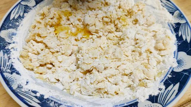 「面包」1碗面粉，2个鸡蛋，不用炸，不放水，筷子一搅，比吃肉还过瘾