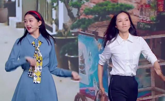 「韩雪」韩雪与关晓彤同台走秀，两人相差2cm，谁“腿长”一目了然