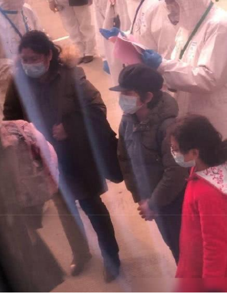 「刘烨」刘烨一家从法国回国,检疫时被称外国人,诺一大喊\我是中国人