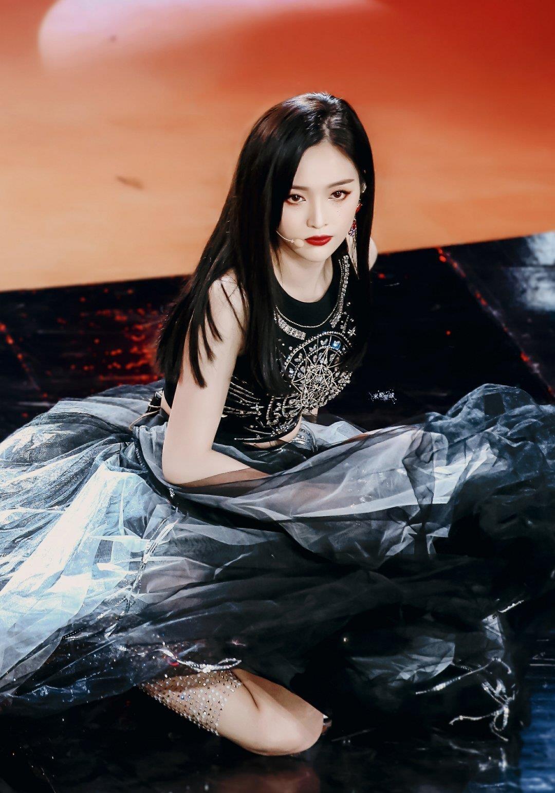 『我们的乐队』青春有你2主题曲直拍，吴宣仪才是真正意义上的教科书直拍