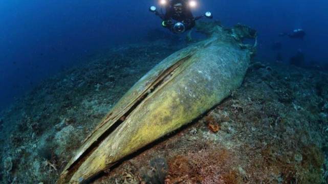 []为什么一个活着的人会下沉，而一个死去的人会浮在水上？