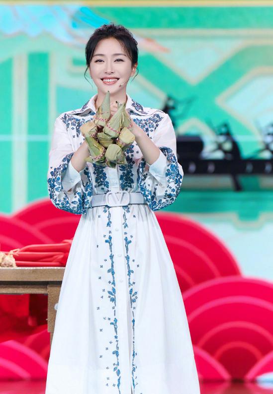 「秦岚」秦岚\接班\董卿，青花瓷国风礼服美翻了！稳赢小11岁李沁粽子裙