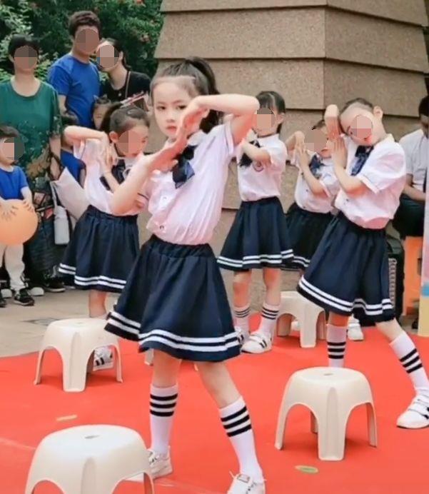 『迪丽热巴』幼儿园版迪丽热巴火了后，又来了幼儿园版杨超越，舞蹈功底还很强