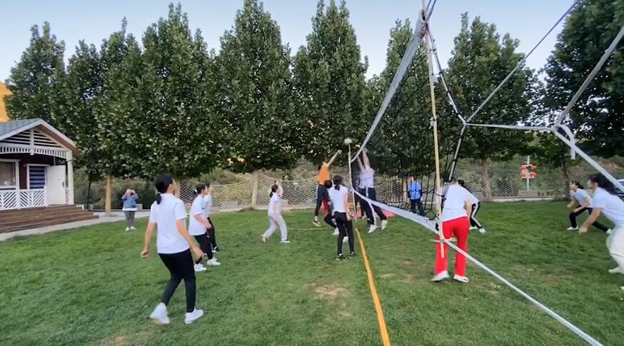 余霜|朱婷陪妹妹打球！得不到传球干着急，与郎平吃火锅主动给恩师夹菜