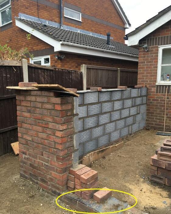 「」盖房砌墙，往砖块里塞橡胶垫，外国瓦匠都喜欢这么干！防水又防潮