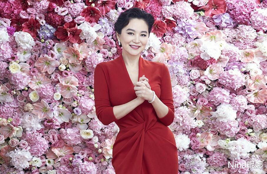 官宣|66岁林青霞真够丰满，穿针织衫爬山只见褶皱不见肉，“沙漏身材”同龄少见