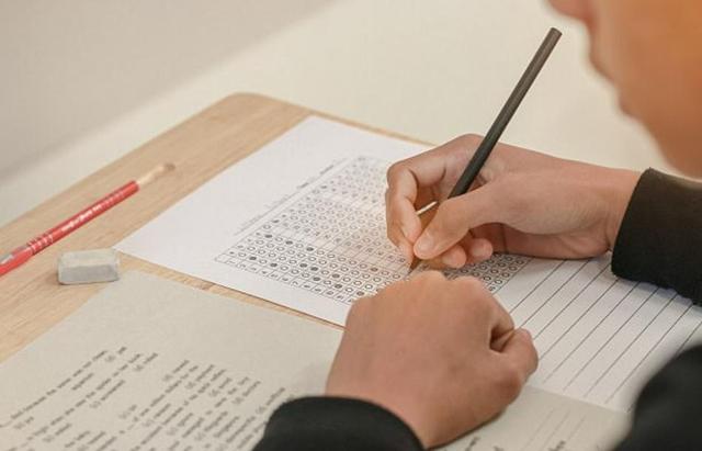 00后▲疫情过后，00后的学生们只有一个字“惨”