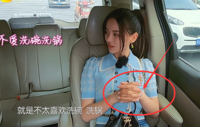 杨超越|杨超越“高光”美甲彻底火了,只有简单一个点,手却立马白两个度!