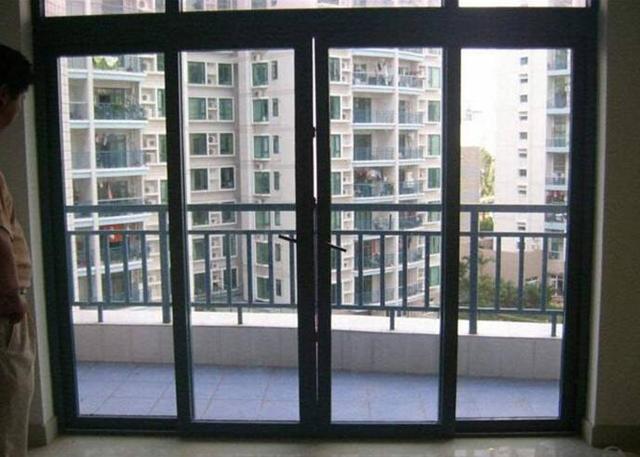[]阳台装推拉门过时了，她家阳台这么设计，还真的是潮流实用