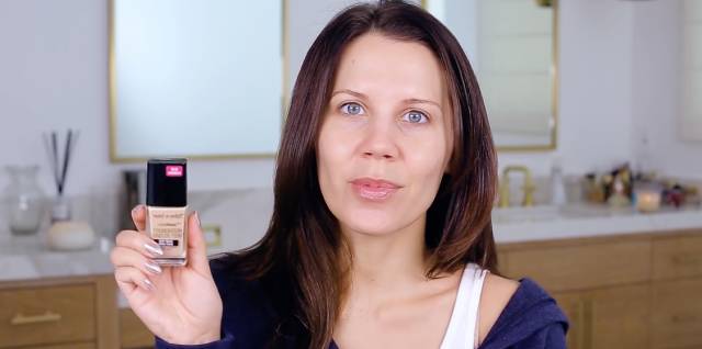 杨超越|杨超越凭“好皮肤”出圈,是真好还是粉底太厚?看这张对比后懂了