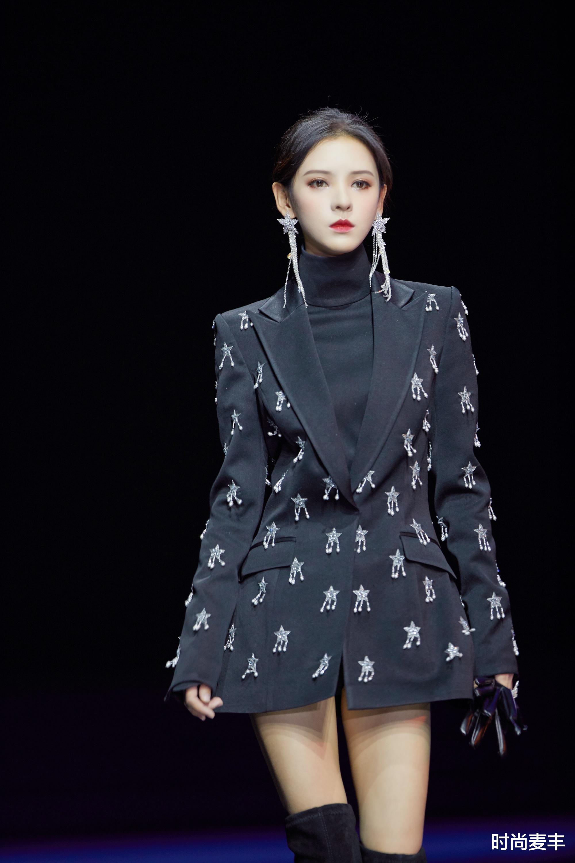 穿衣搭配|张予曦太惊艳了，皮连衣裙两款式拼接，双马尾配皮靴如动漫人物