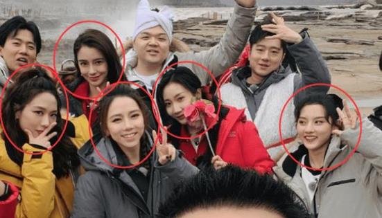 郭麒麟|李晨晒《跑男》全家福，注意郭麒麟的脚，比5位女嘉宾更抢眼