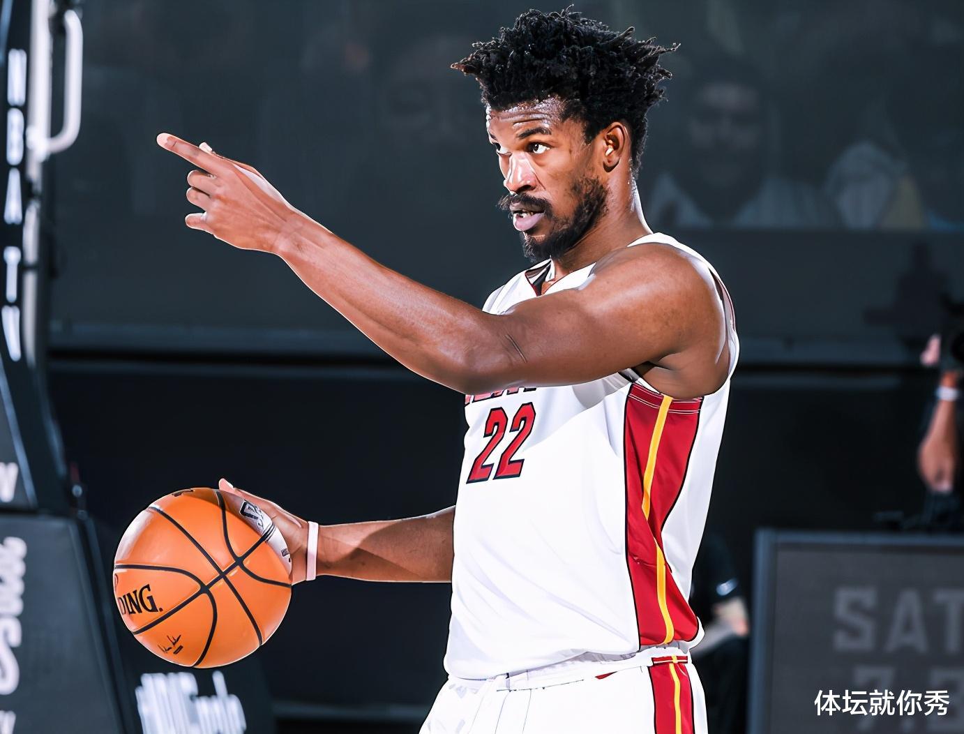 巴特勒|跪了！巴特勒累的直不起腰，趴在场边喘着粗气，热火叫暂停让他休息