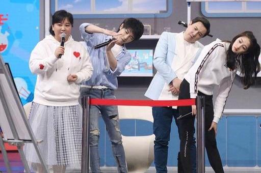 沈腾■谁注意到这个小细节了：华晨宇录节目钱包从裤子的破洞里掉出来了