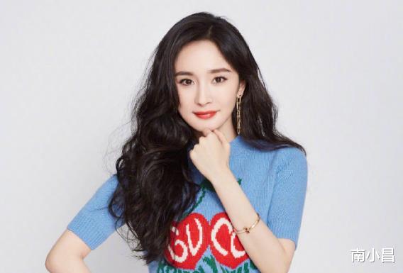 杨幂|杨幂被质疑参加活动时穿“假屁股”，其移位对比照确实非常明显