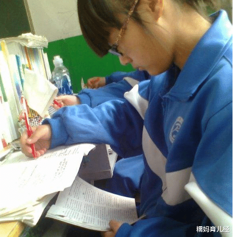 高中女生|高中女生上课经常做的4个“小动作”,尤其第3个,说中不许狡辩