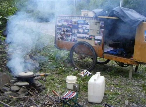 徒步|“天下第一疯”谢建光:35年徒步拉车30万公里,终客死他乡