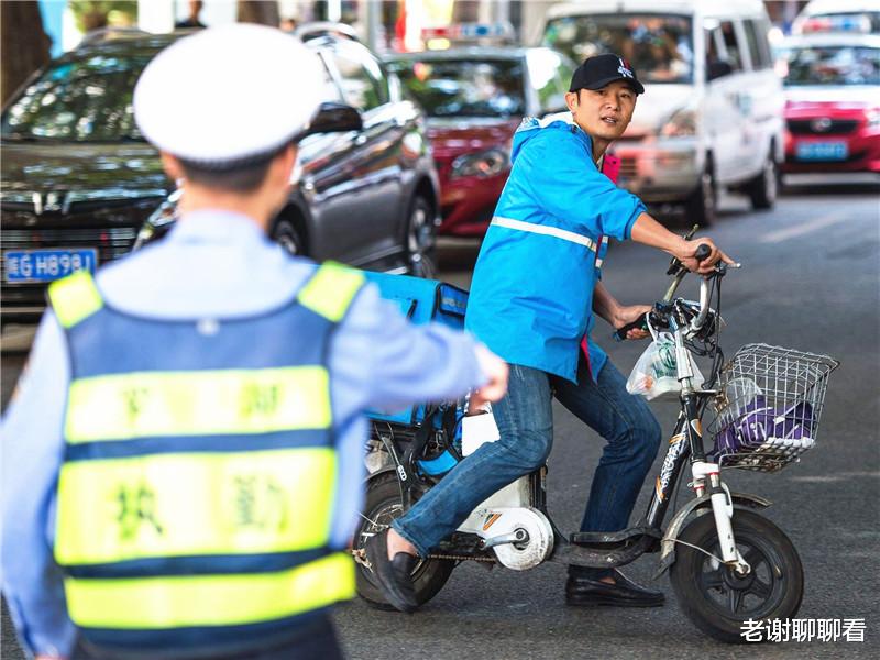 电动车：“一盔一带”刚过去，电动车又迎来2条新规？车主：这车还咋骑？