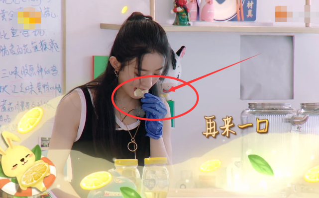 赵丽颖|赵丽颖给客人做柠檬水，谁注意她切柠檬时的小动作？瞬间不想喝了！