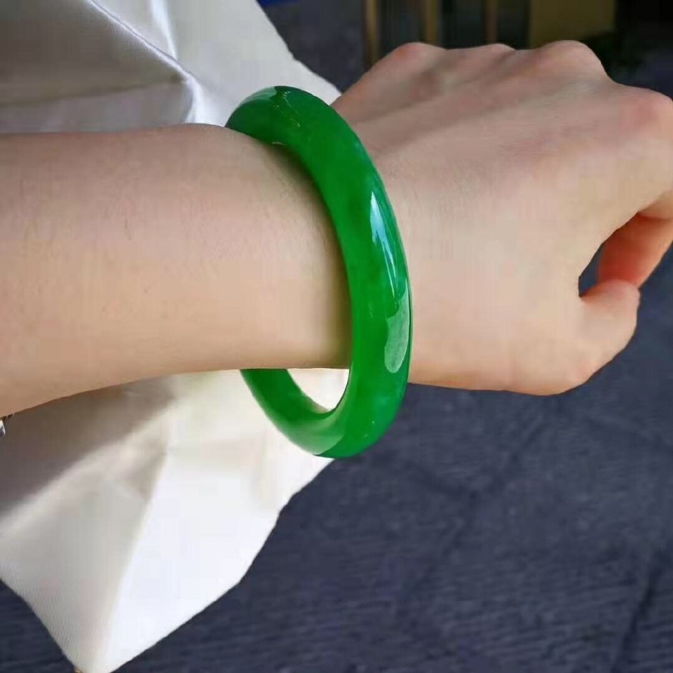 「翡翠」货主执意买下翡翠料子，一刀切出满色，现场被堵的水泄不通！