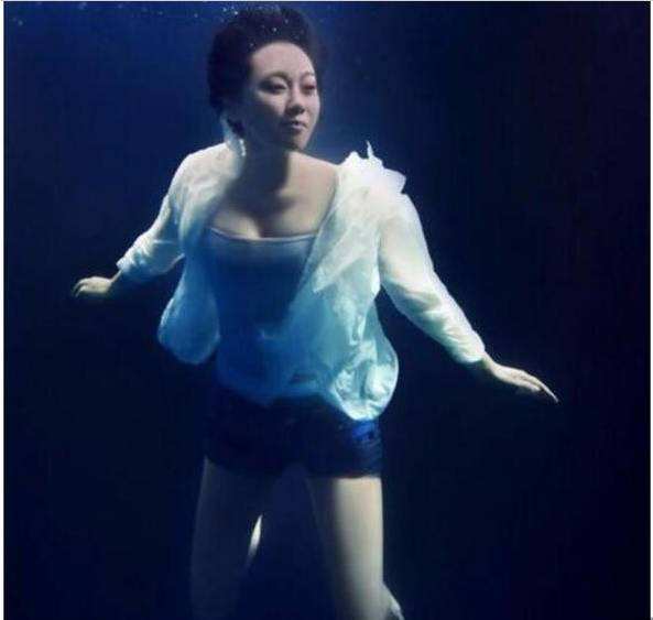 48歲閆妮水下“大片”明明啥也沒露，網友：我的內心都砰砰直跳瞭-圖5