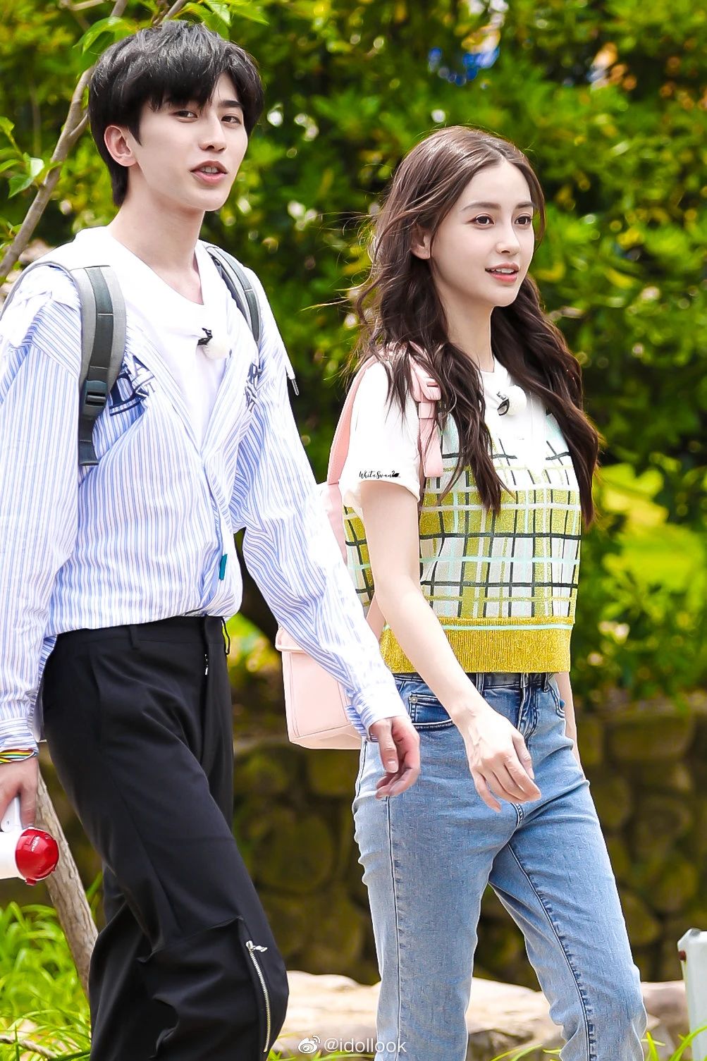 [奔跑吧兄弟]路人偶遇baby拍摄《奔跑吧》，头戴发卡嘴叼棒棒糖好似高中生