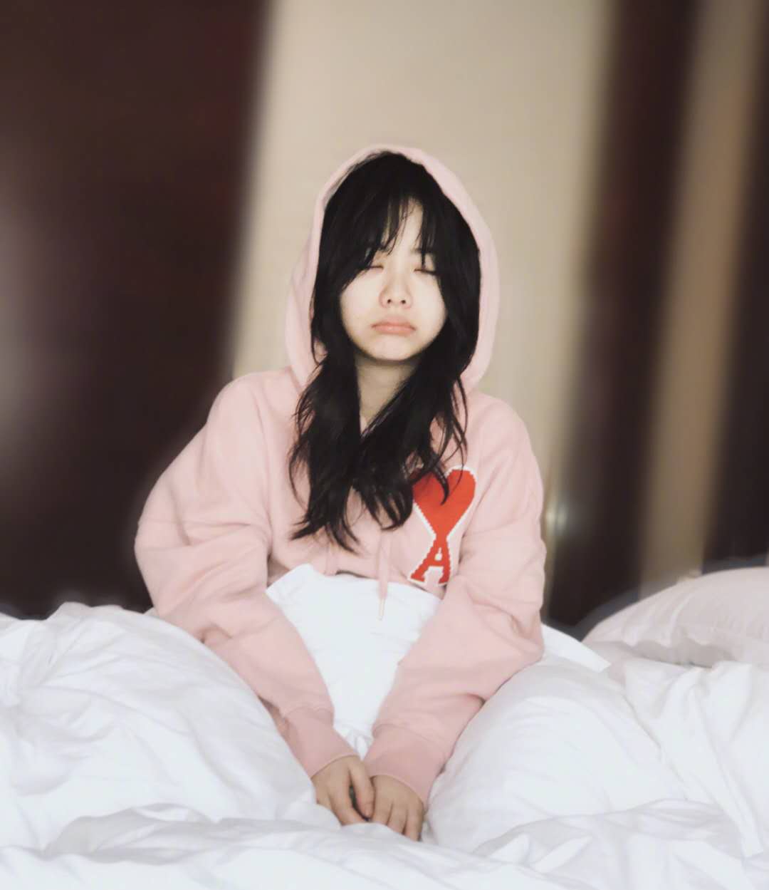 [谭松韵]谭松韵动作太大笑出苹果肌，明明才29岁看着却很老，故意穿大一码衣服显娇小