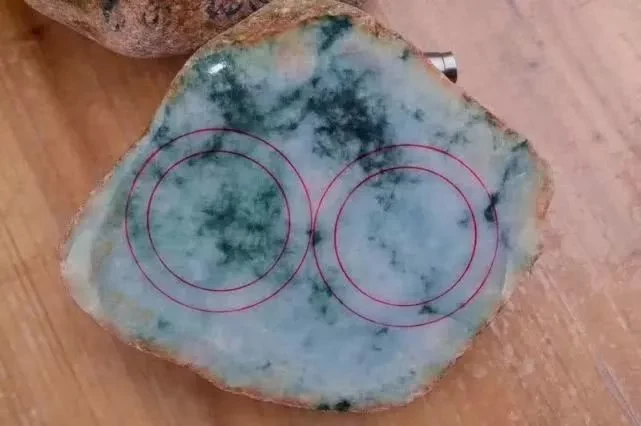 翡翠:货主15000买的原石,本以为切了会垮,却最终逆风翻盘了!