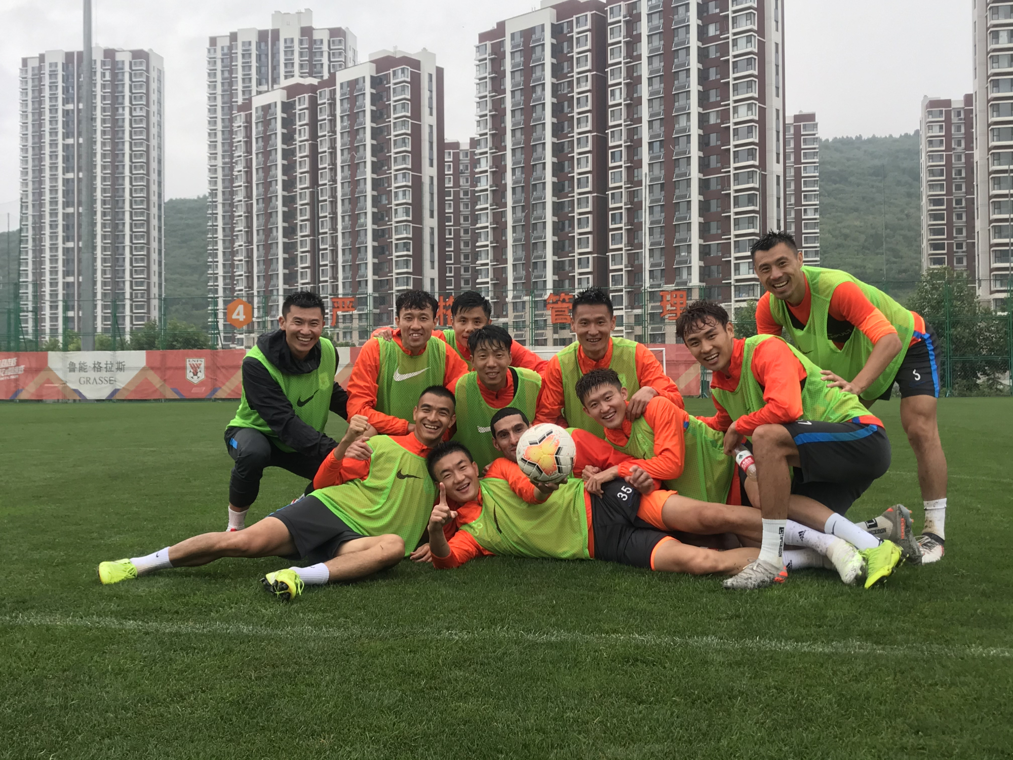 [热身赛]费莱尼晒队内11人合影，传递3点好消息，这并非队内热身赛胜出