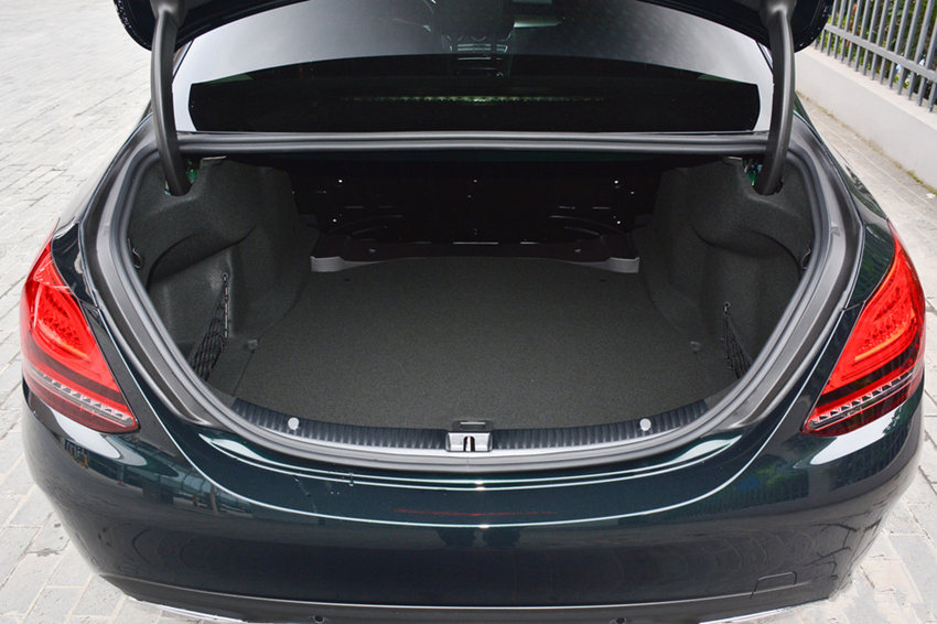 奔驰C级|再跌6万！这豪车也跌至“亲民价”，轴距2米9油耗6.3，仅售24.8万