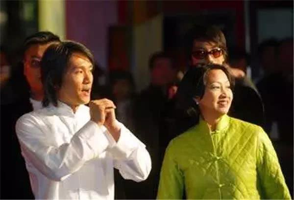 『周星驰』敢叫成龙“大鼻子”,还敢叫洪金宝“三毛”,周星驰更是“低声下气”请出山