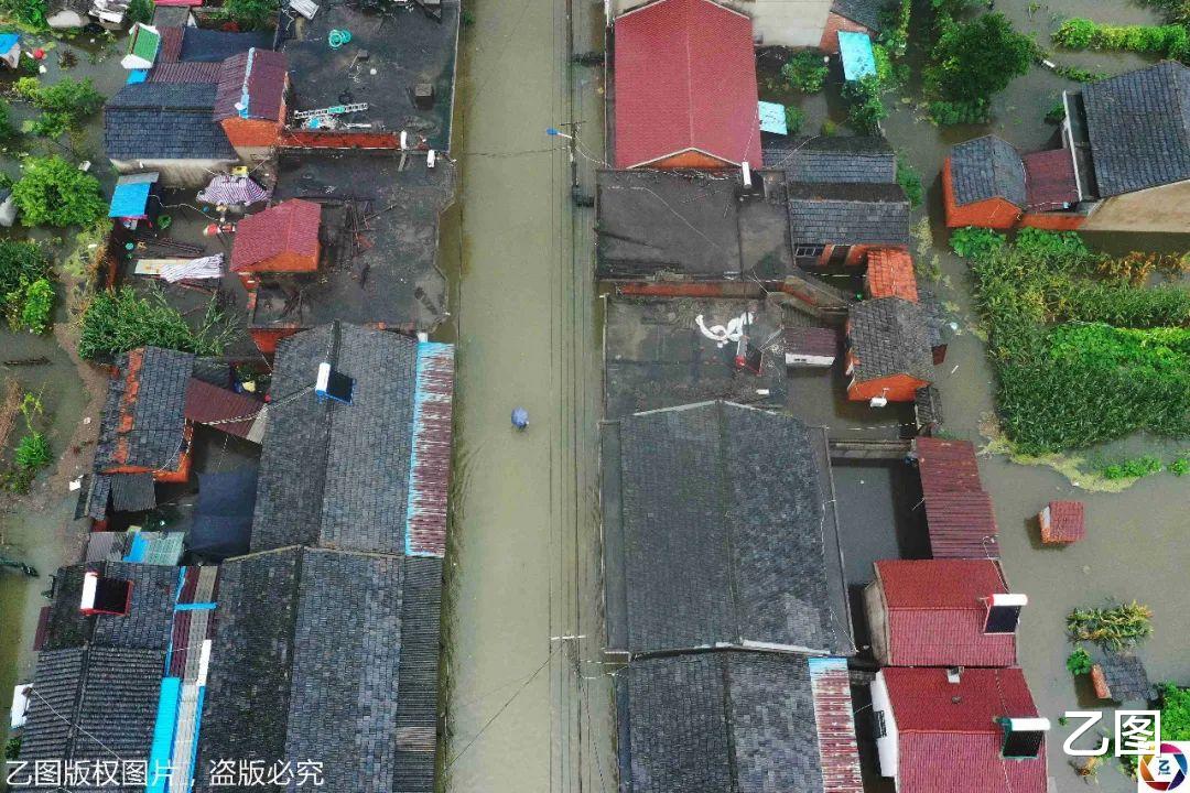 乙图|江边小镇37年3次被淹，居民习惯了江水涨落，在家中淡定吃饭