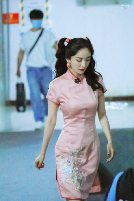 杨幂|杨幂就是个“时髦精”，白大褂搭配高马尾，气质太惊艳