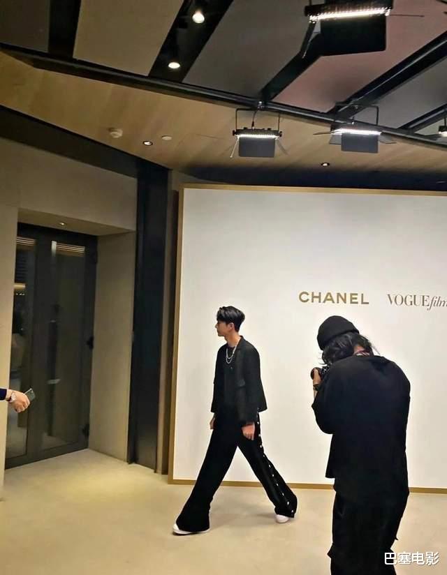 杨幂|时尚盛典好神秘！杨幂刘诗诗罕见合体，王一博洋气腿长两米八