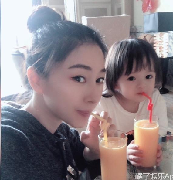 樊少皇|樊少皇女儿被误认成小男孩，妈妈基因太优秀，星二代颜值巅峰吧？