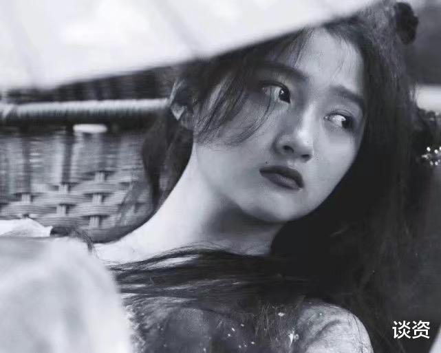 周冬雨|张艺谋新片上映，新谋女郎露腿被冻红，能否成为周冬雨的接班人？