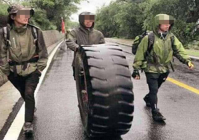 川藏线▲为啥要在川藏线上滚轮胎？当地人：滚轮胎走一趟，能赚一辆奥迪